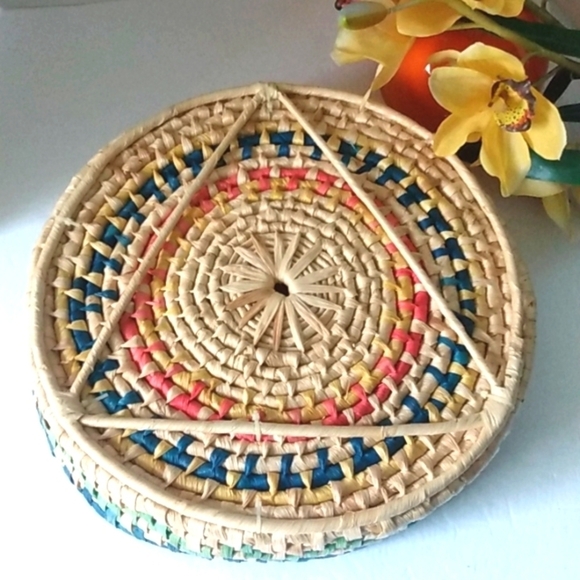 HANDMADE WOVEN STRAW SERVING BASKET NWOT - Picture 5 of 5